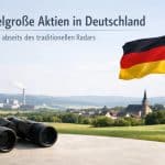 Fernglas im Vordergrund auf einer Fläche mit Blick auf eine deutsche Landschaft mit Dorf, Kirche und Industrieanlagen im Hintergrund, daneben eine wehende deutsche Flagge, die symbolisch für Chancen bei mittelgroßen Unternehmen und langfristige Investitionen außerhalb des traditionellen Marktradar steht.